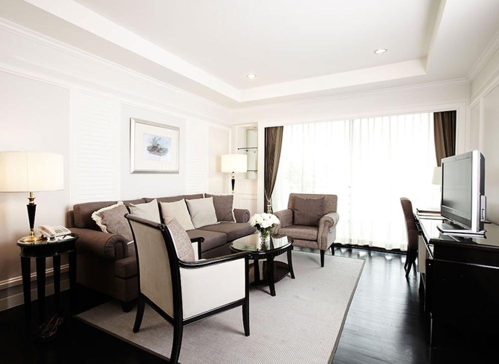ケープ ハウス ランスアン ホテル バンコク都 エクステリア 写真 A living room in a suite at the hotel