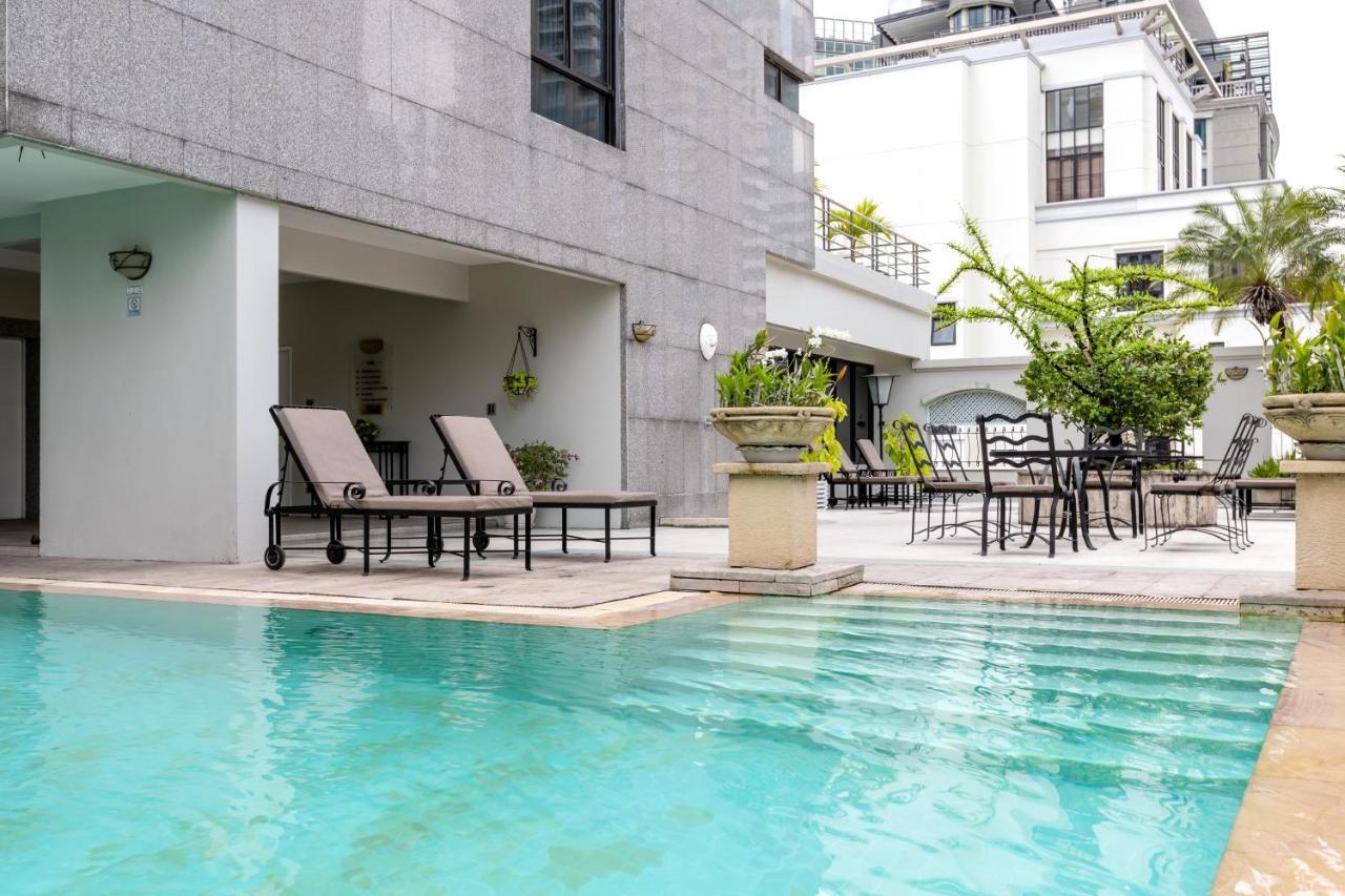 ケープ ハウス ランスアン ホテル バンコク都 エクステリア 写真 The swimming pool at the hotel