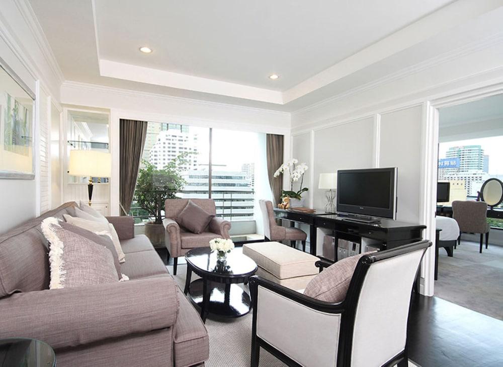 ケープ ハウス ランスアン ホテル バンコク都 エクステリア 写真 A living room in a suite at The Peninsula Bangkok