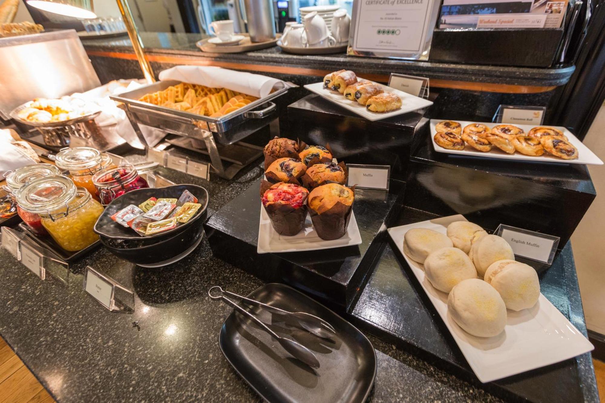 ケープ ハウス ランスアン ホテル バンコク都 エクステリア 写真 A selection of desserts at a buffet
