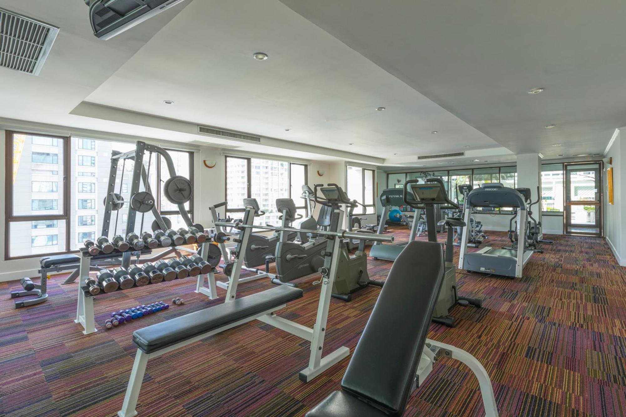 ケープ ハウス ランスアン ホテル バンコク都 エクステリア 写真 The gym at the hotel