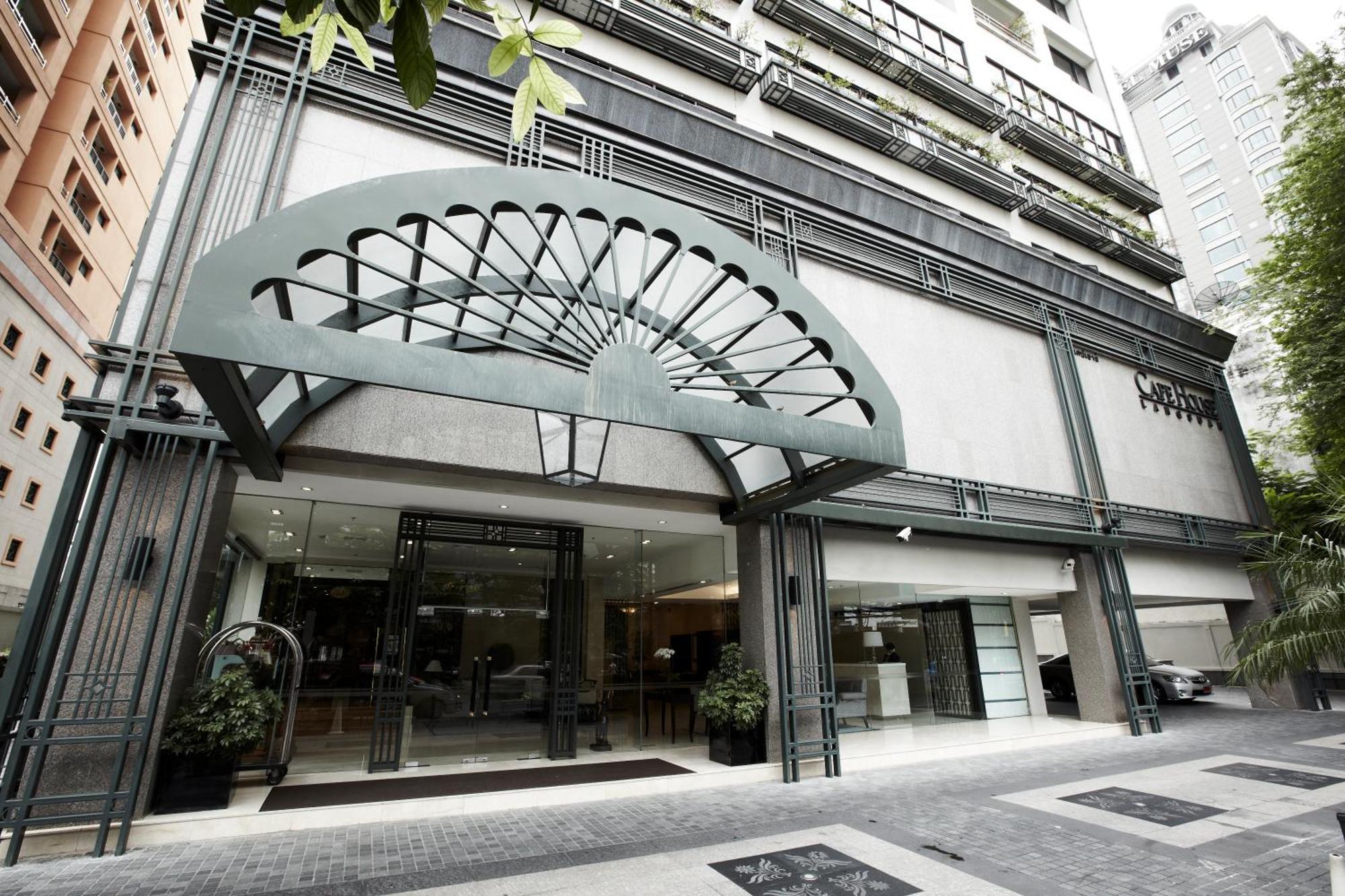 ケープ ハウス ランスアン ホテル バンコク都 エクステリア 写真 Entrance of the hotel