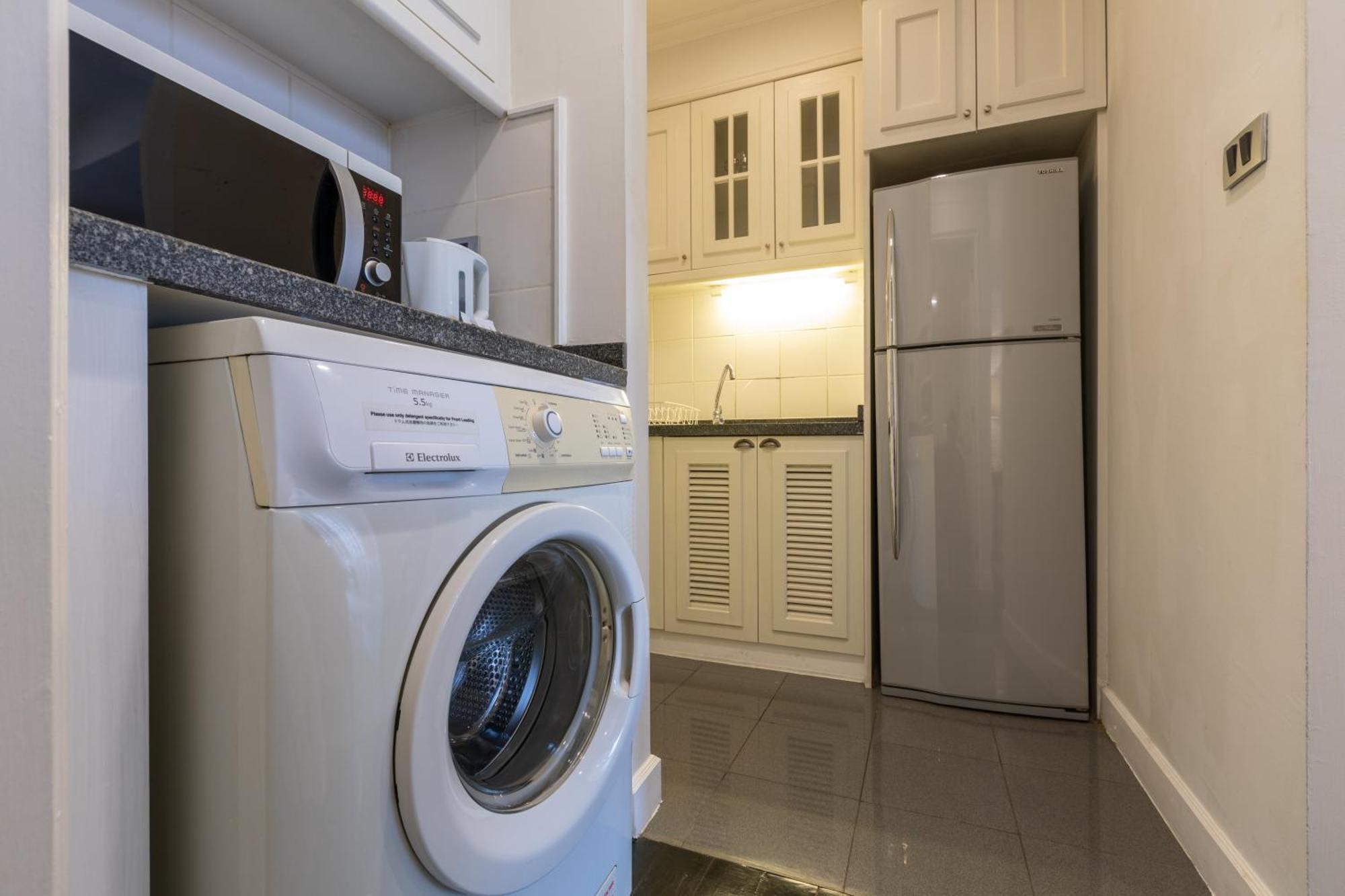 ケープ ハウス ランスアン ホテル バンコク都 エクステリア 写真 A typical wet kitchen in a condominium in Malaysia.