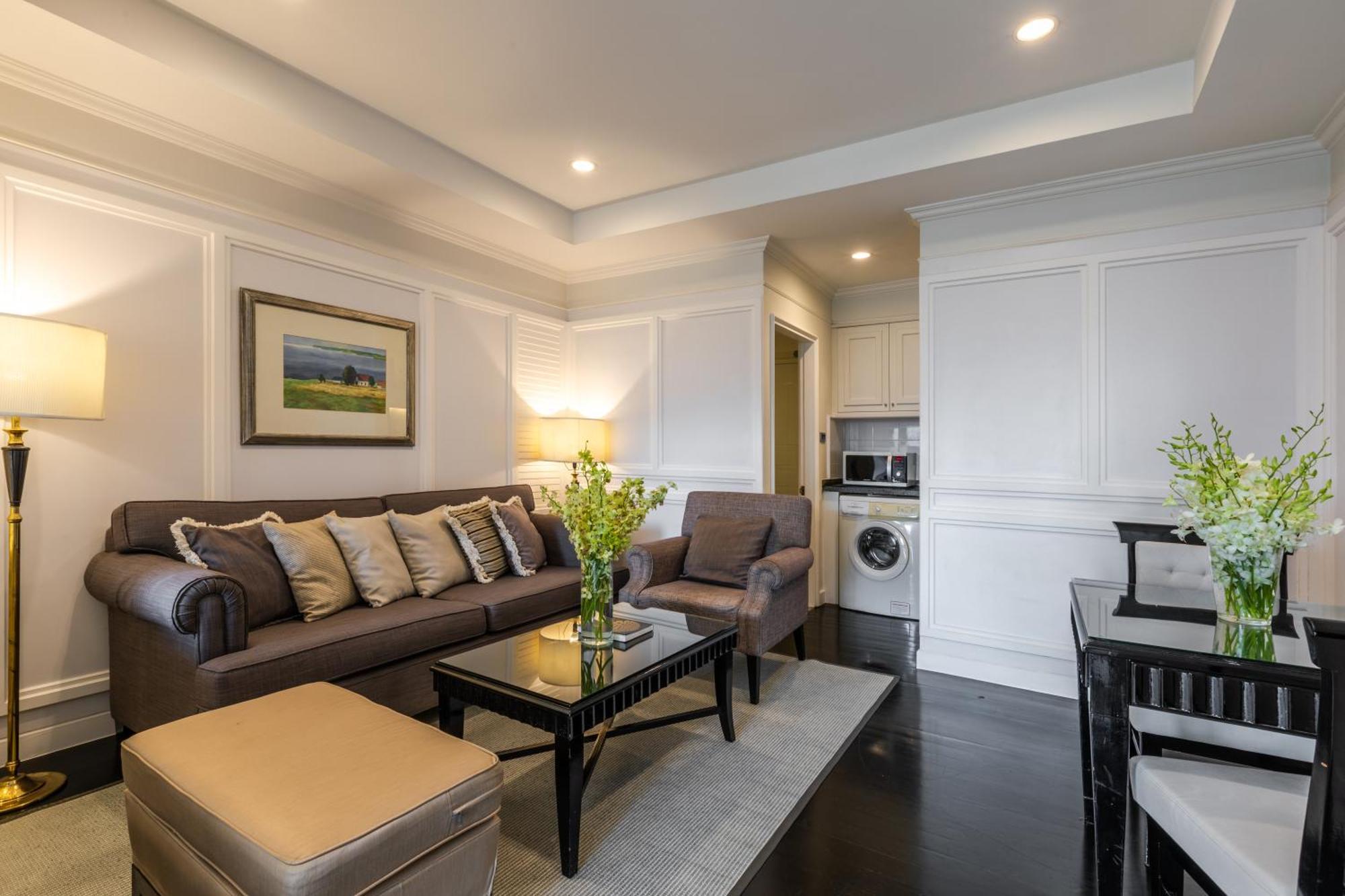ケープ ハウス ランスアン ホテル バンコク都 エクステリア 写真 A living room in a serviced apartment in Singapore