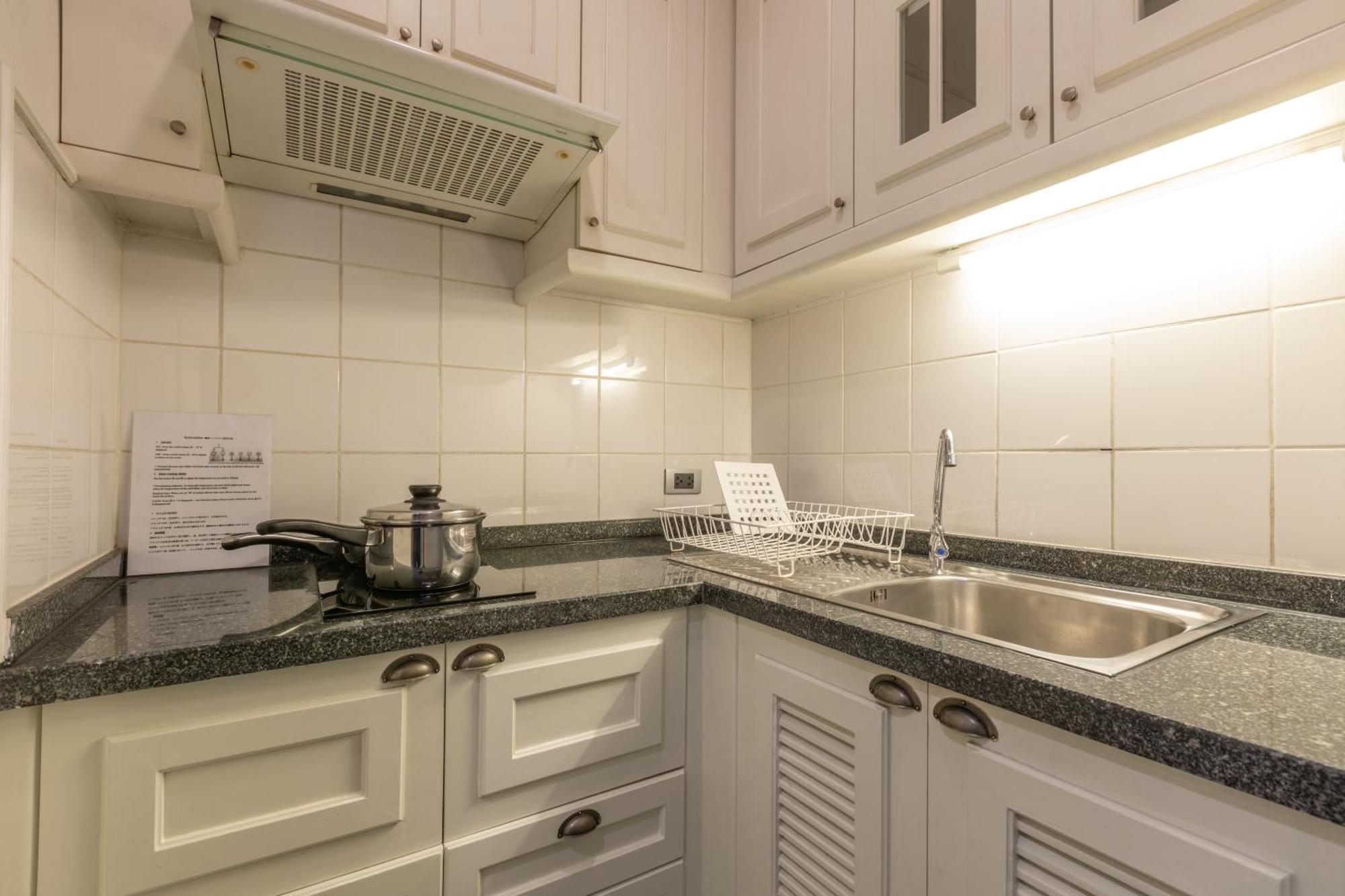ケープ ハウス ランスアン ホテル バンコク都 エクステリア 写真 A typical kitchen