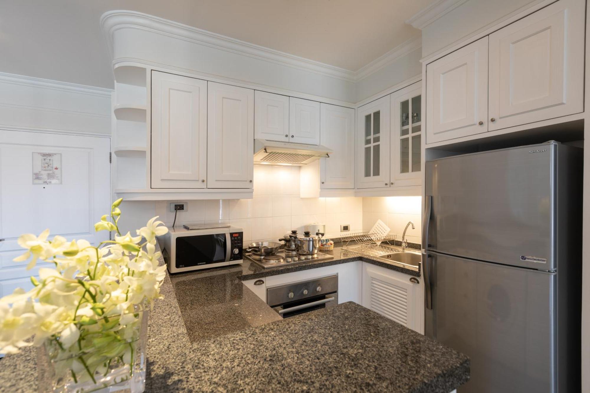 ケープ ハウス ランスアン ホテル バンコク都 エクステリア 写真 A modern kitchen