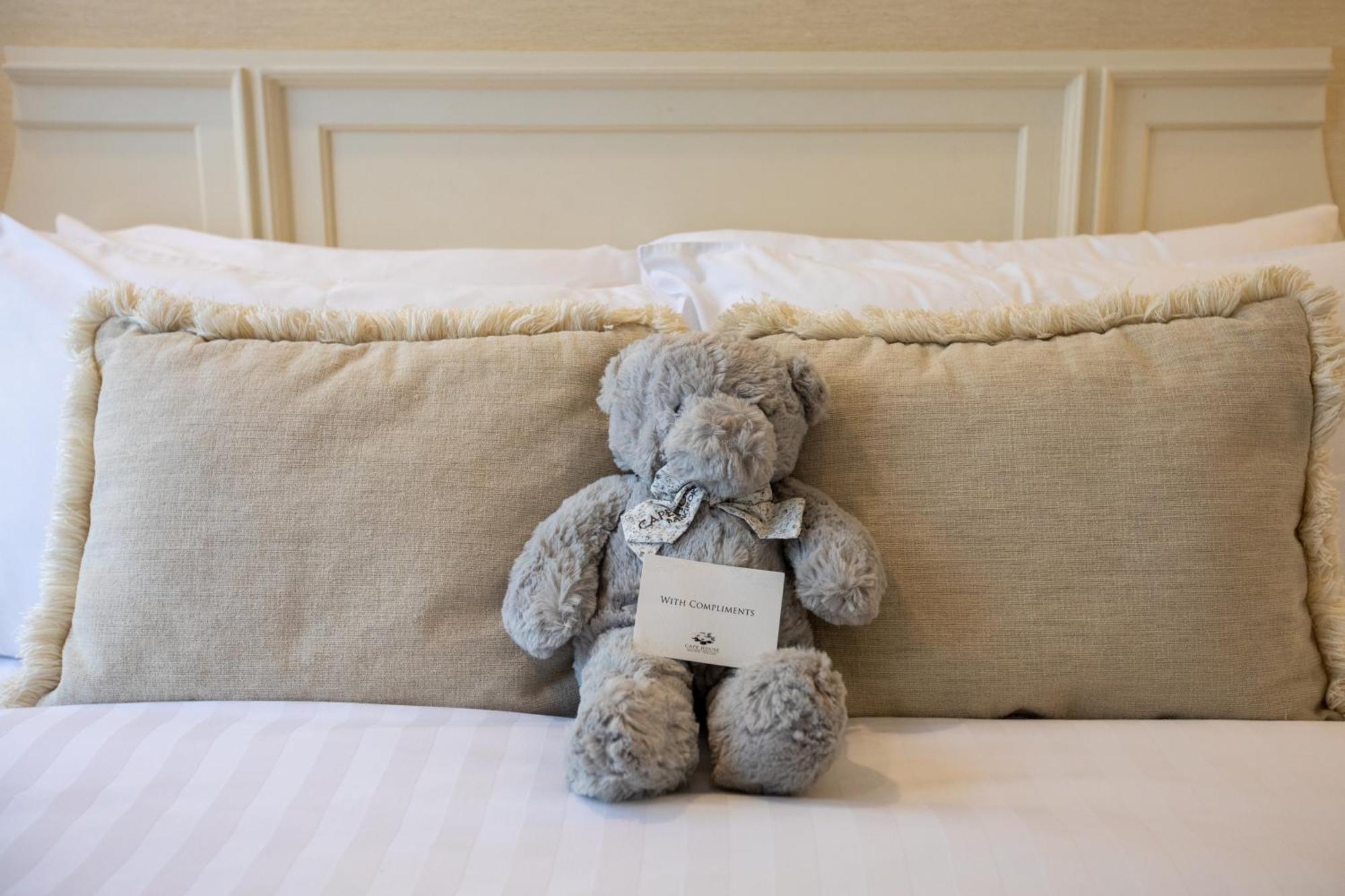 ケープ ハウス ランスアン ホテル バンコク都 エクステリア 写真 A teddy bear left on a bed at the Ritz-Carlton, Boston