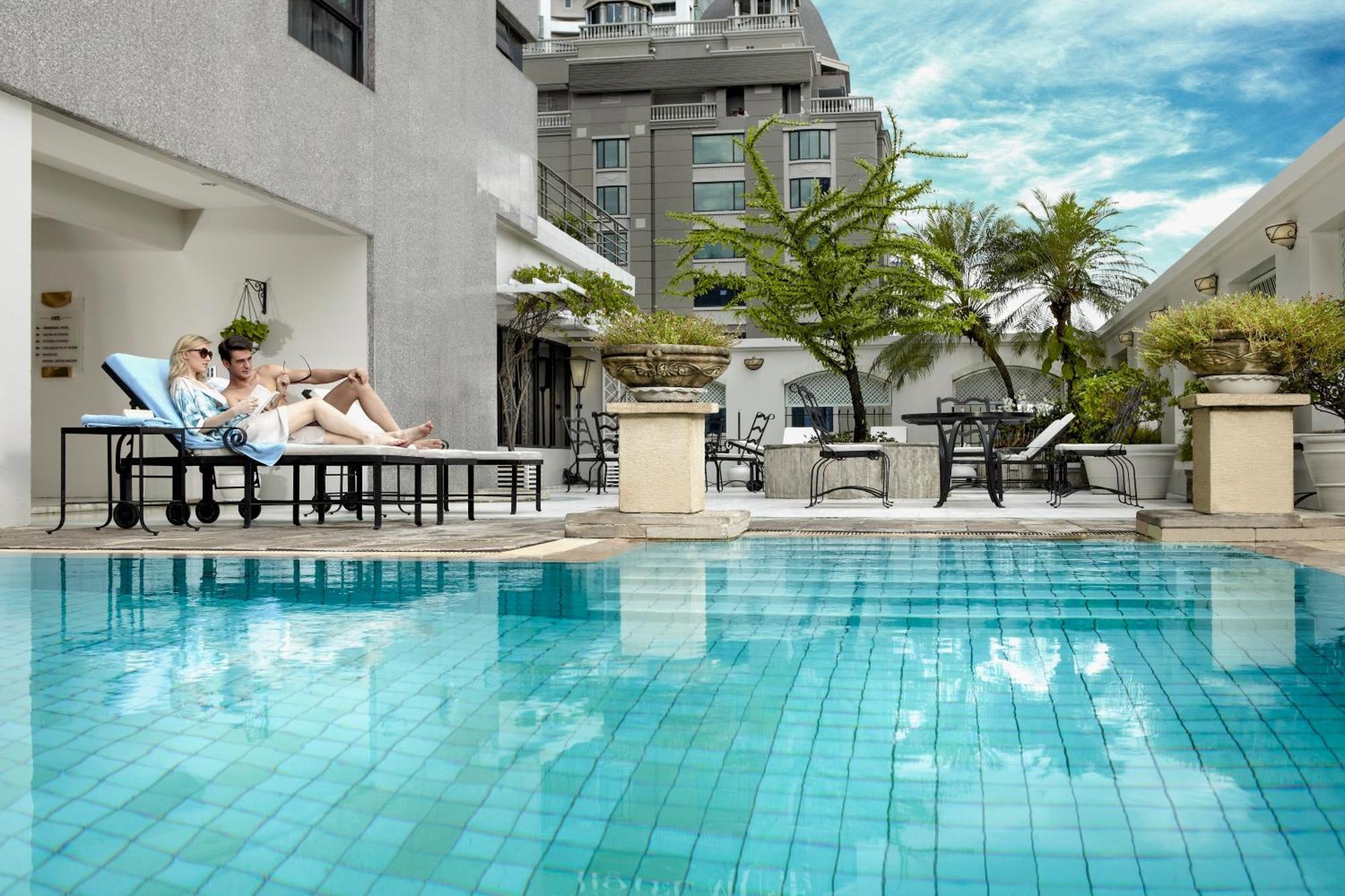 ケープ ハウス ランスアン ホテル バンコク都 エクステリア 写真 The swimming pool at the hotel